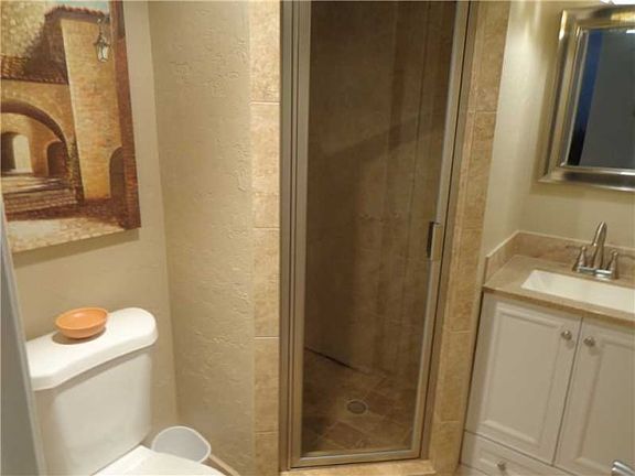 5th image of 9330 Lagoon Pl APT 305