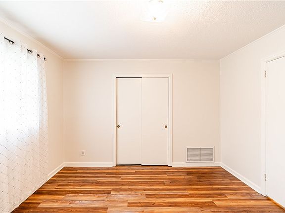 4th image of 304 Dogwood Dr