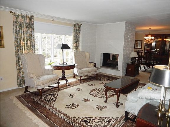 4th image of 903 Country Club Dr