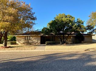 601 E 2nd St, Plains, TX 79355