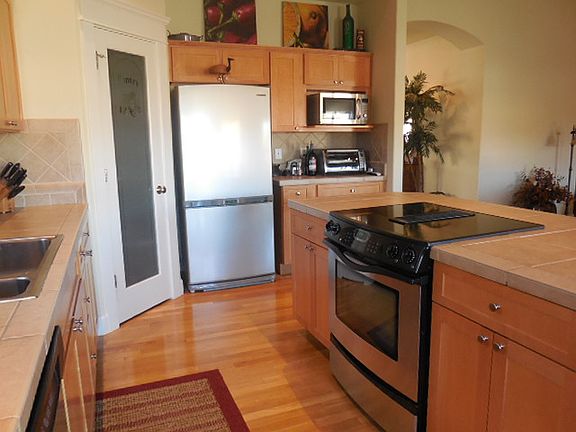 Kitchen w/Jenn-Air range