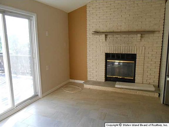 4th image of 392 Travis Ave