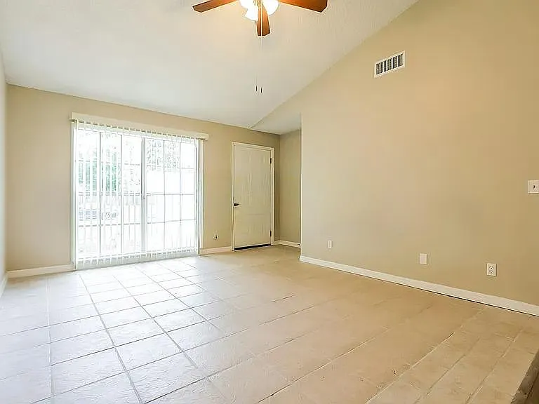 2122 Ramblewood Ln — Photo 1