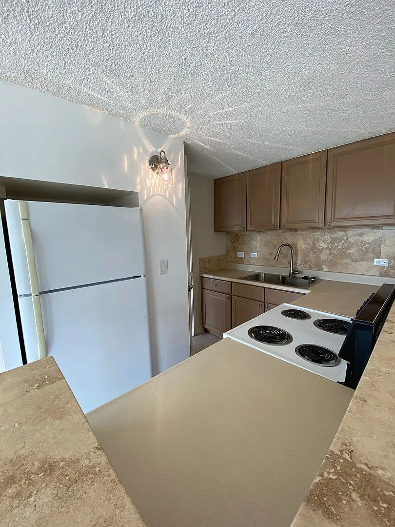 For Rent - Regency Tower 2525 Date St. #1305 — Photo 4