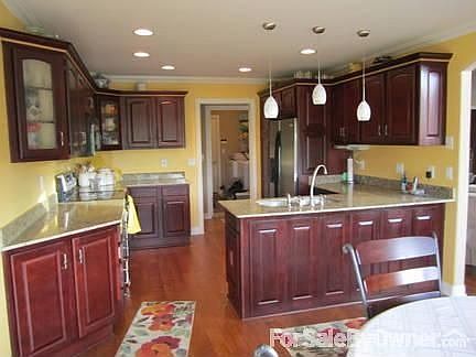 Kitchen : Custom Raised Panel Cherry Cabinets, Granite counters, SS apls, hard wood floors