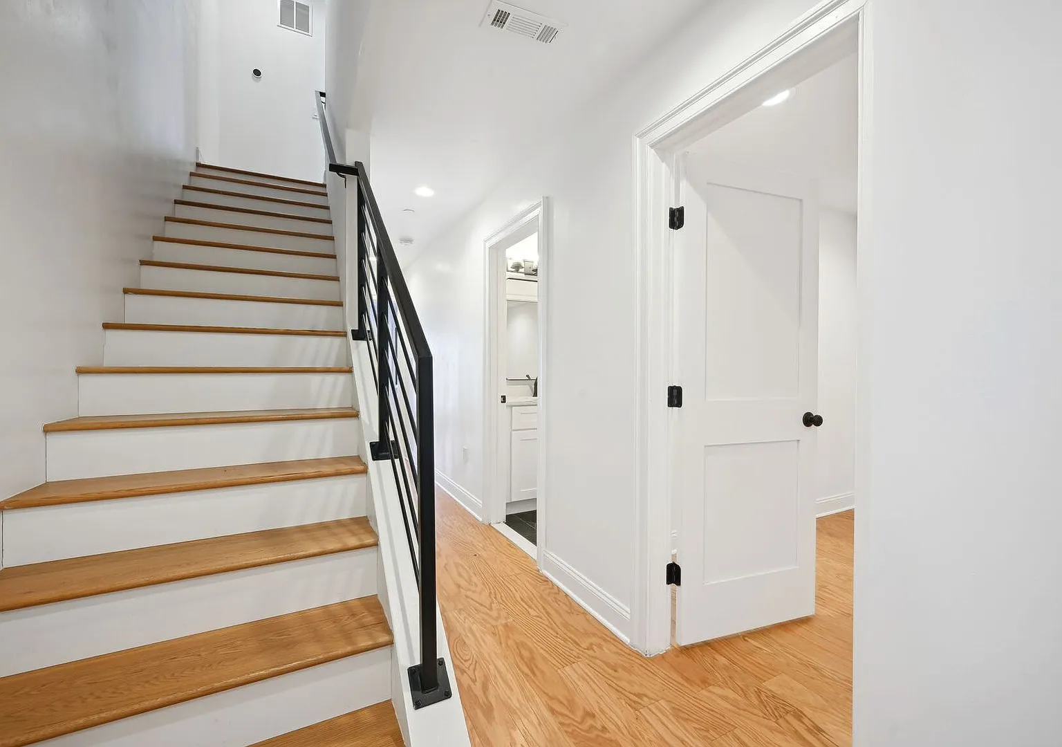 Stunning Contemporary Home Near Union Station with Secured Parking! — Photo 3