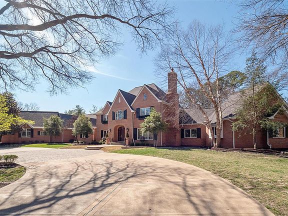 3rd image of 8 Huntleigh Woods