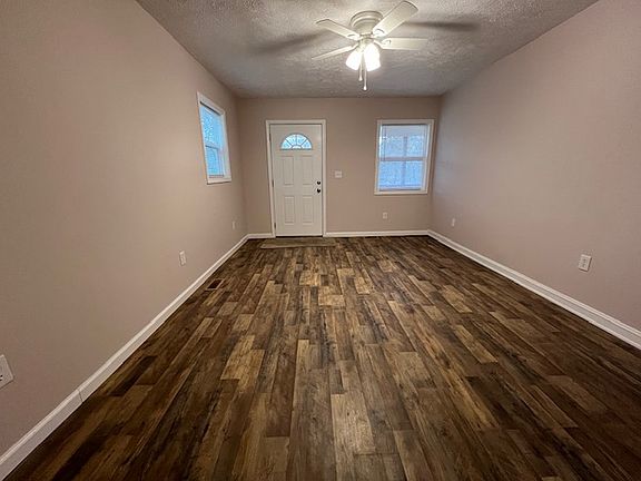 3rd image of 2647 Evergreen Dr