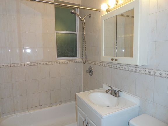 4th image of 2029 41st St #1