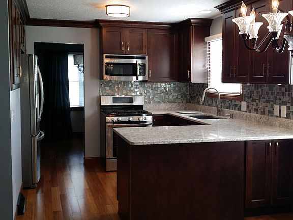 kitchen w breakfast bar 