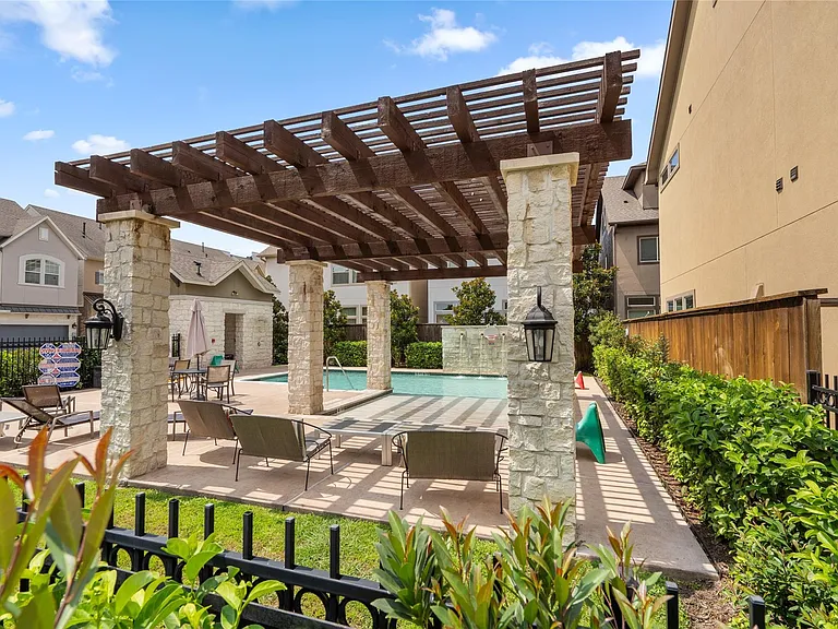 1407 Devonshire Manor Ln — Photo 34