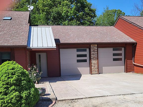 32x26 oversized garage.