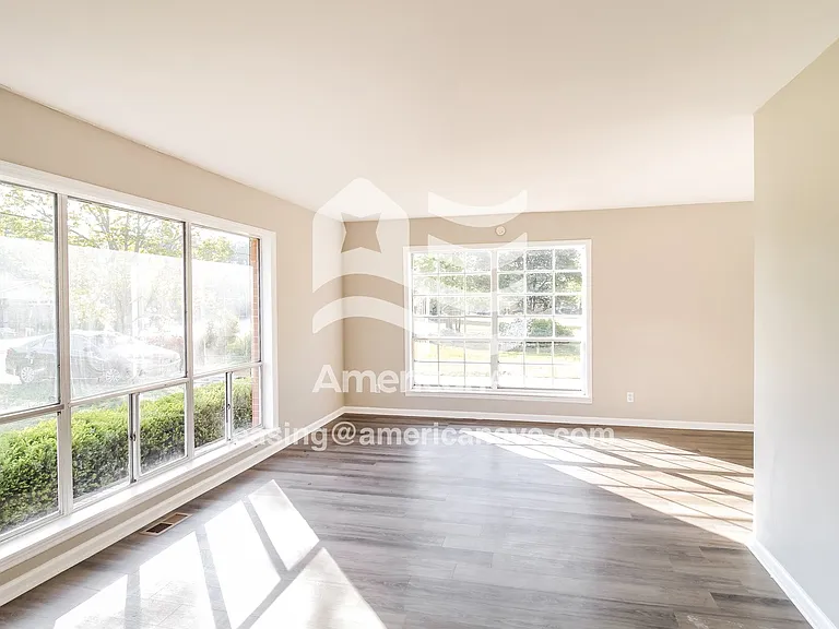 1563431_003_living_room_13677945.jpg