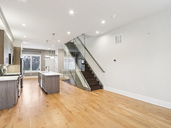 4th image of 1033 Marlborough St