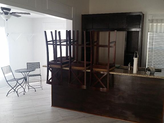 3rd image of 211 S Oak St