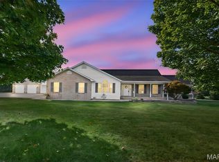 7055 Heartland Dr, Moro, IL 62067