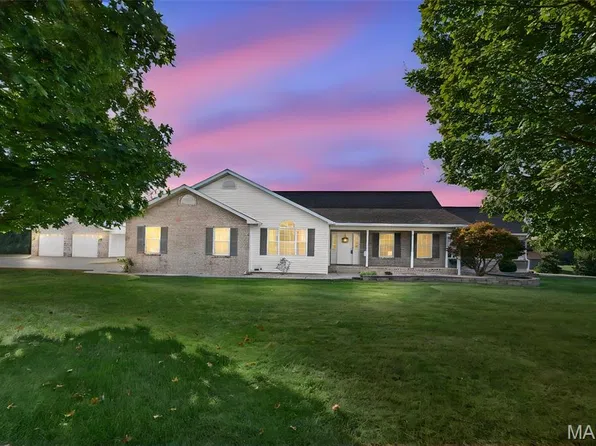 7055 Heartland Dr, Moro, IL 62067