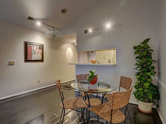5th image of 918 Harbor House Dr Unit 6