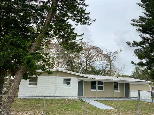 106 E Viola St, Avon Park, FL 33825