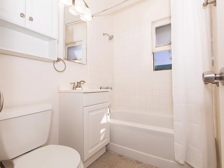 Charming 1 Bed/1 Bath - Just One Block from the Ocean in North Pacific Beach! — Photo 10