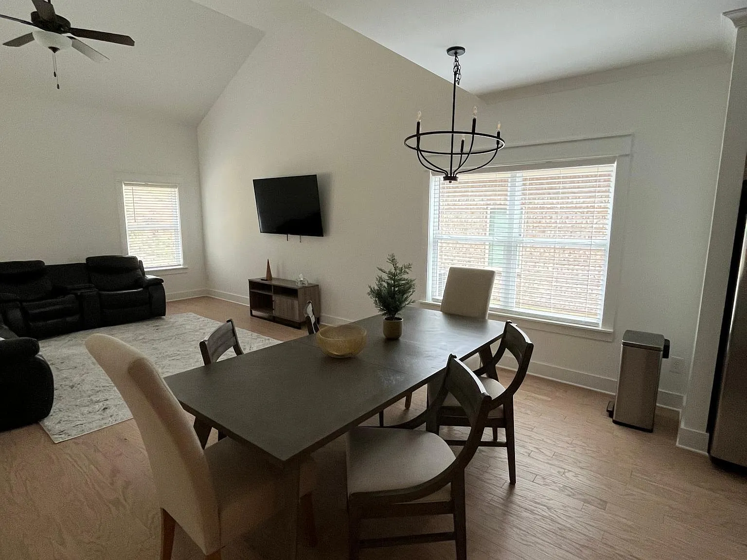 4 bed, 2654 sqft, $4,500 — Photo 3
