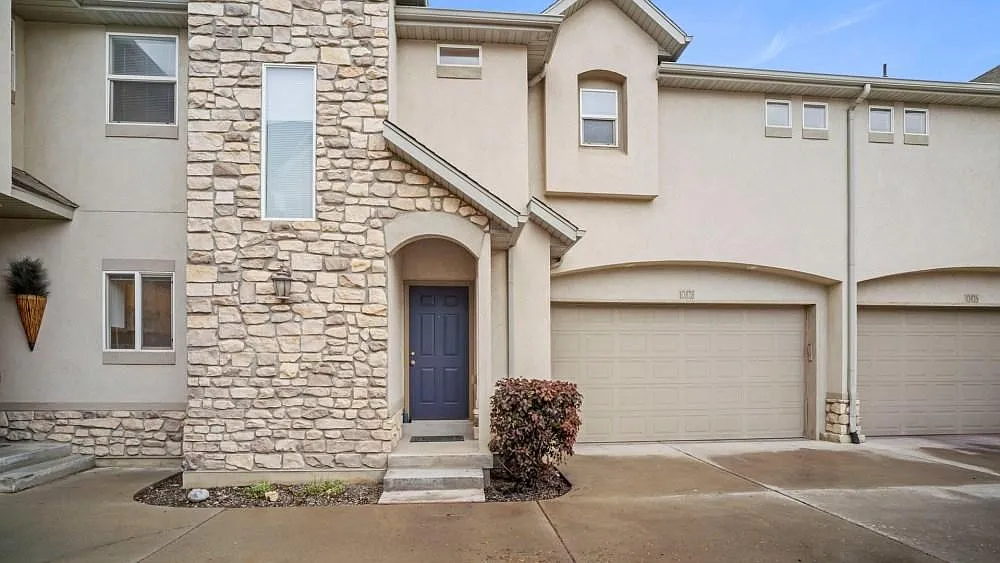 3 bed, 3.5 bath, 2149 sqft, $2,450 — Photo 1