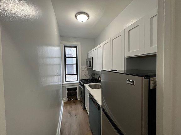 4th image of 170 Jewett Ave APT A2