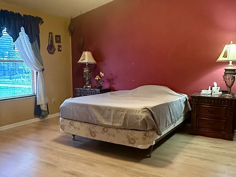 112 Princess Ct — Photo 13