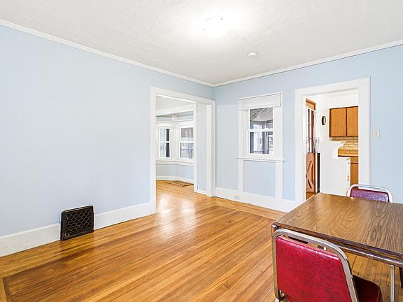 5th image of 207 Maple STREET