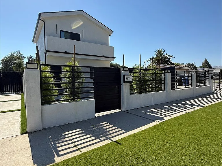 8613 Oakdale Ave — Photo 2