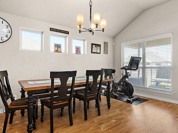 4th image of 907 Hickok Dr