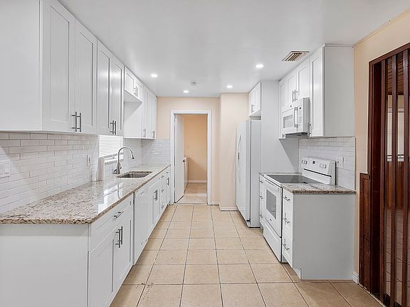 4th image of 3036 Market St