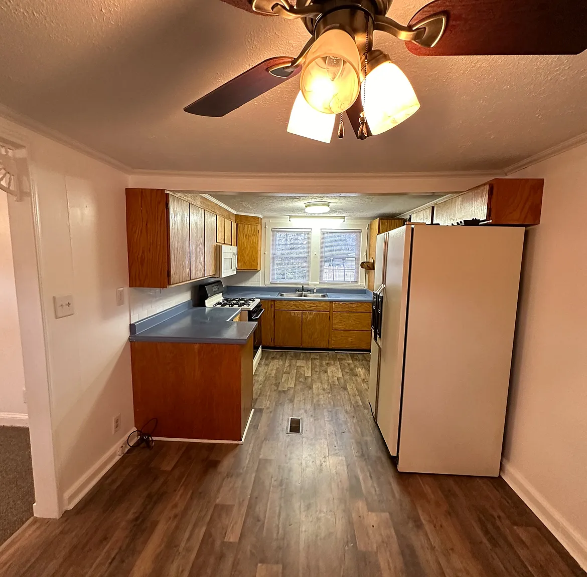 3 bed, 861 sqft, $1,050 — Photo 2