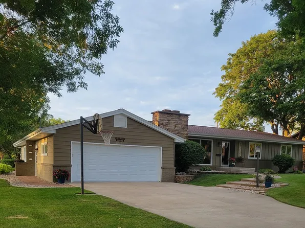 1003 2nd Ave NE, Clarion, IA 50525