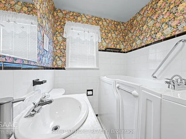 98 Yorkview Dr — Photo 10