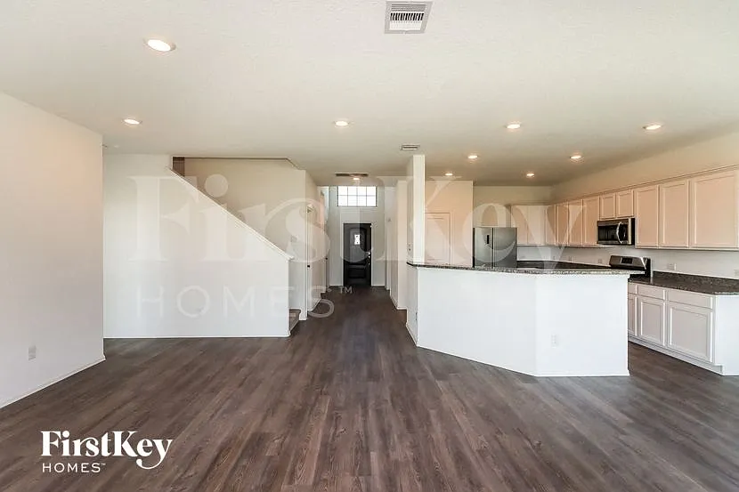 5 bed, 3.5 bath, 2721 sqft, $3,075 — Photo 4