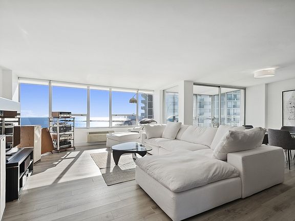 4th image of 940 W Glenlake Ave #40A