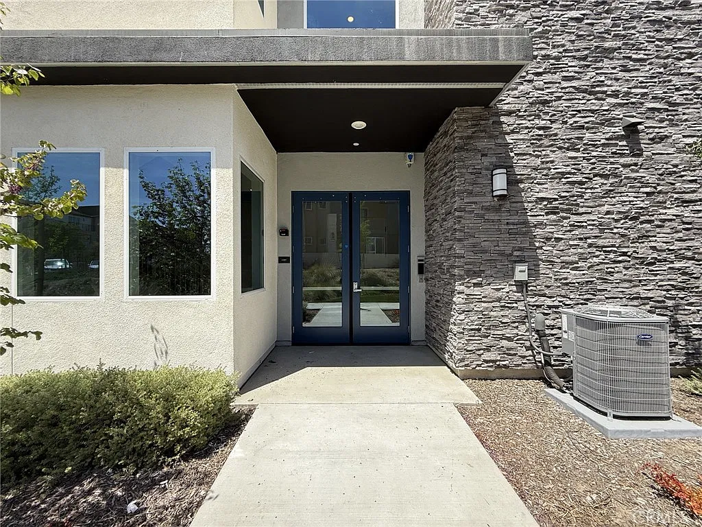 2 bed, 1240 sqft, $3,900 — Photo 4