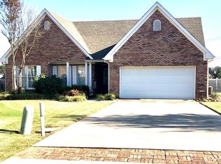 2408 Village Dr, Muscle Shoals, AL 35661