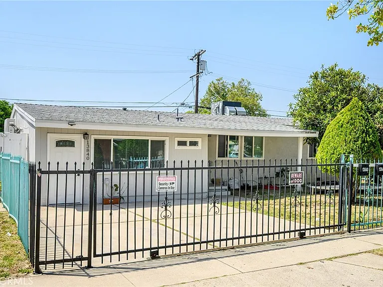 13840 Community St — Photo 23