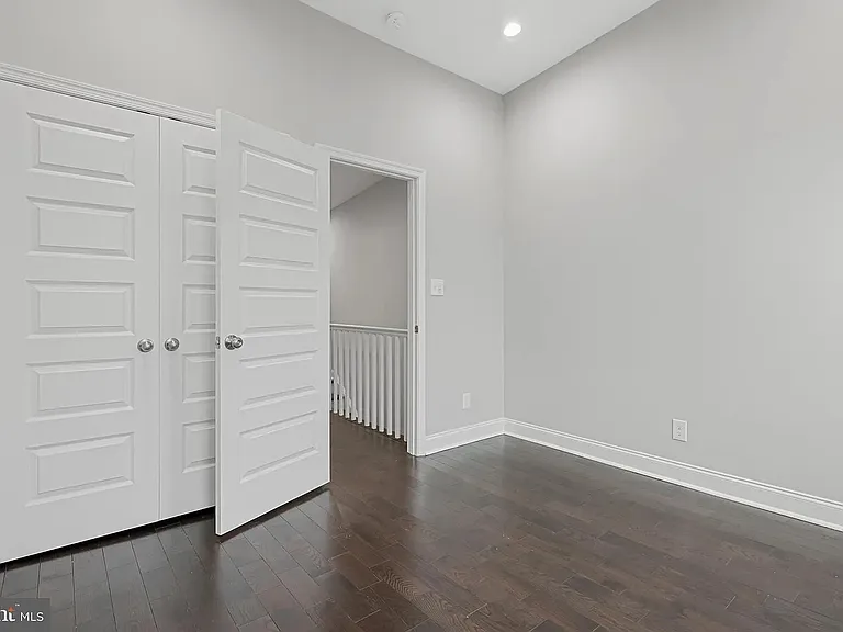 42 E Heath St — Photo 20