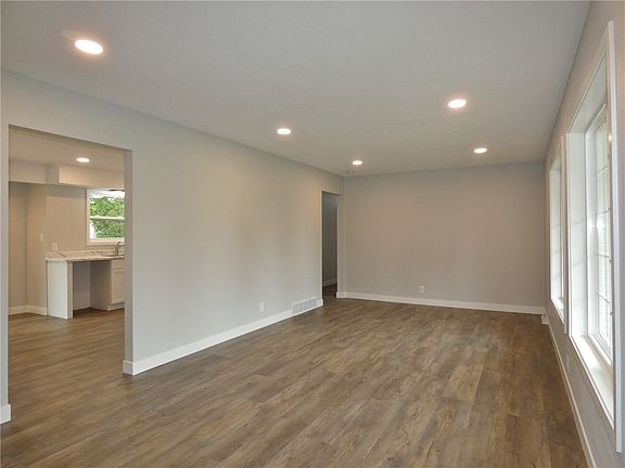 4th image of 805 W James St