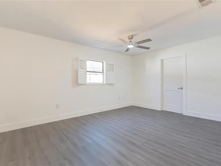 2261 S Flagler Ave — Photo 38