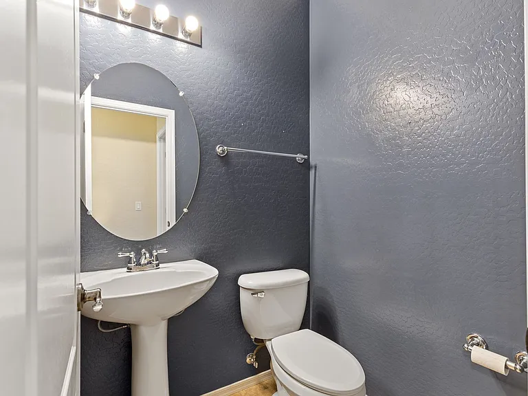 2256 E Huntington Dr — Photo 16