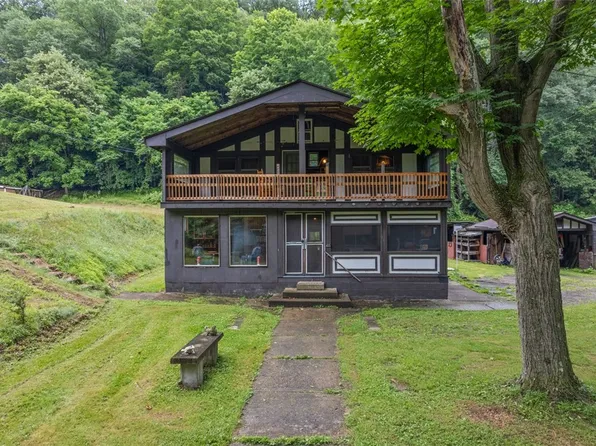 32 Rhodes Ave, Sewickley, PA 15143