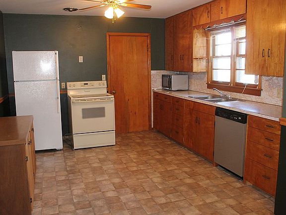 4th image of 700 N Main St
