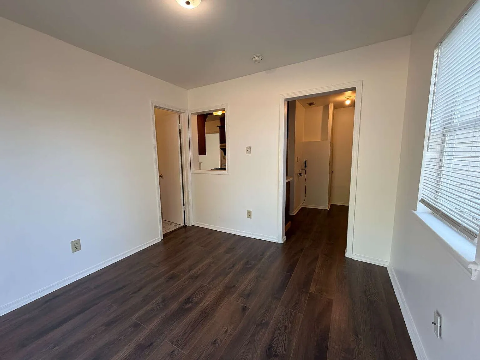 3 bed, 2.0 bath, 1077 sqft, $1,100 — Photo 4