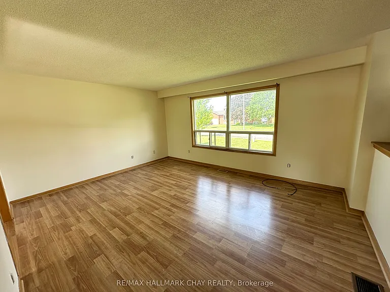 2047 Chantler St — Photo 4