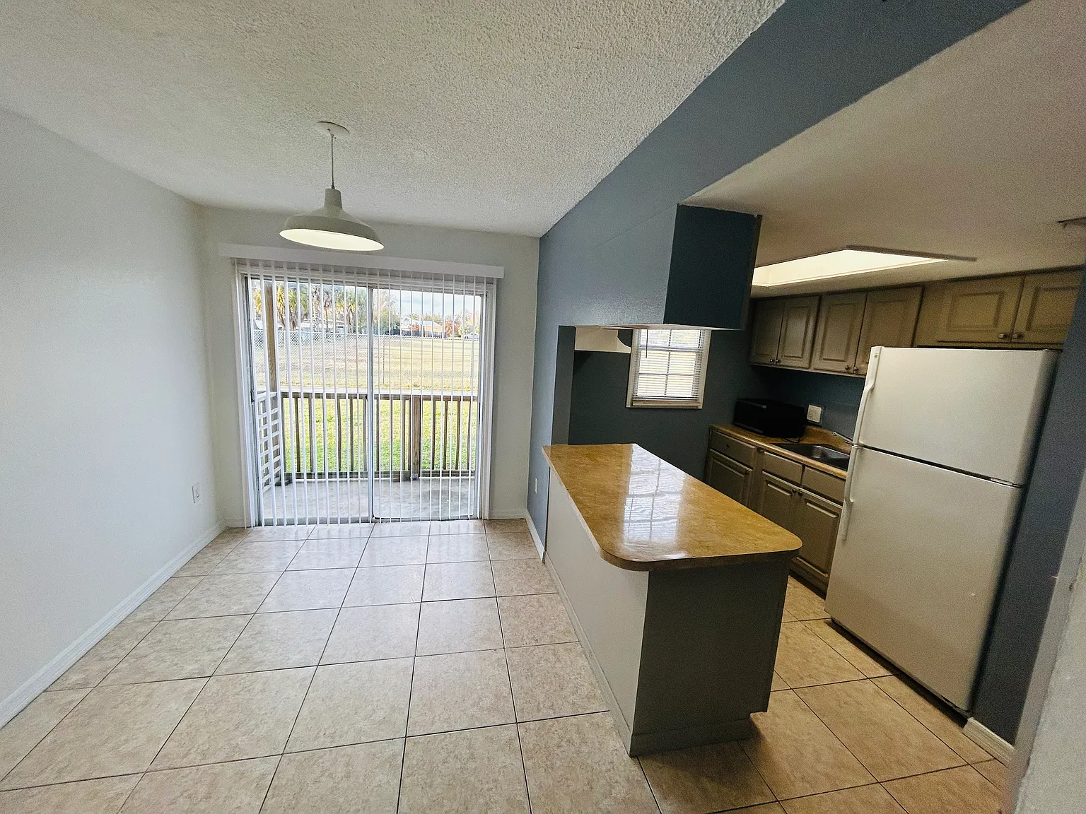 2 bed, 1.5 bath, 992 sqft, $1,300 — Photo 2
