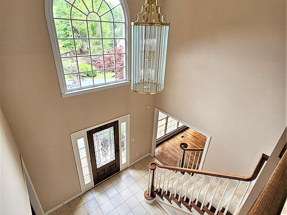 2nd image of 802 Oak Trail Dr